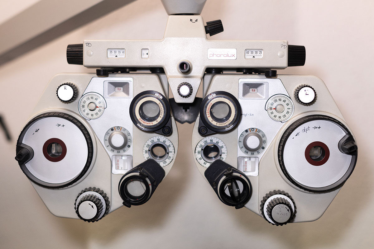 Augen-Messgerät beim Optiker in München